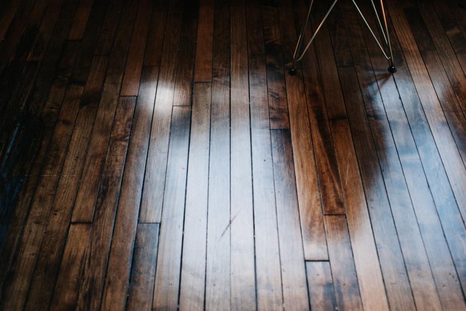 Suelo de tarima de madera natural con acabado brillante