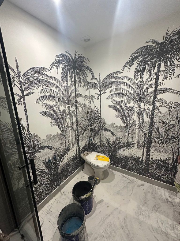 Papel pintado con paisaje de palmeras junto a la ducha