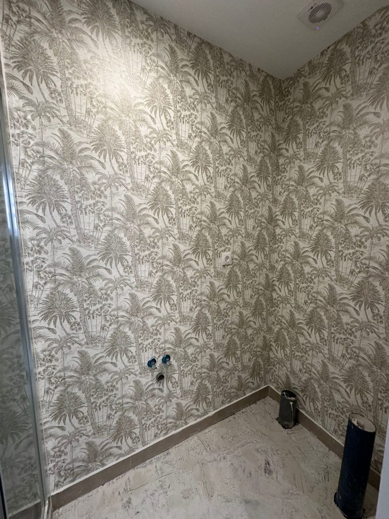 Papel pintado de hojas en tonos grises