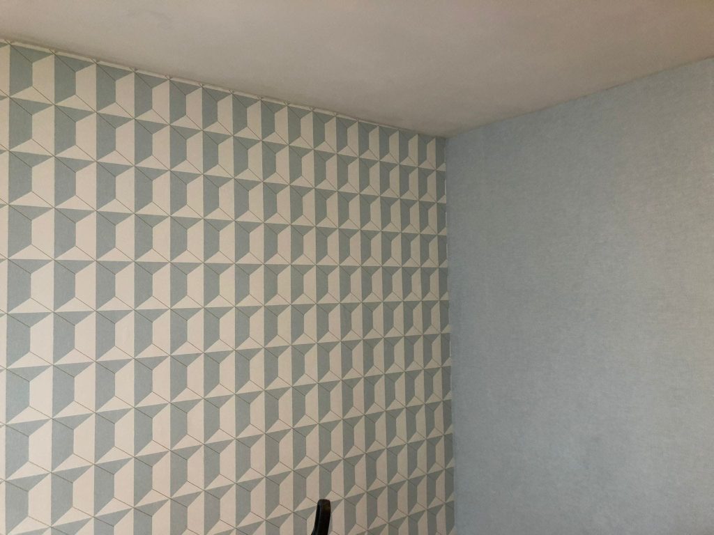 Papel pintado con relieve geométrico de cubos