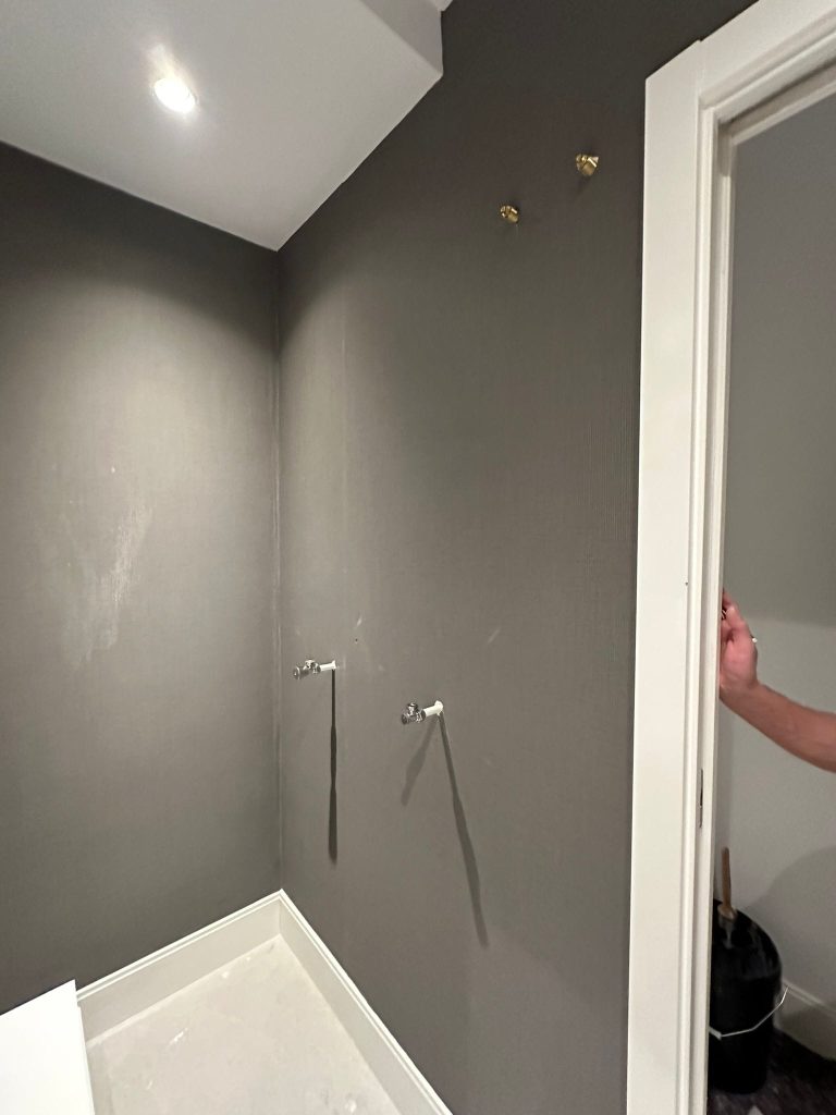 Aseo pintado en gris oscuro con techo blanco