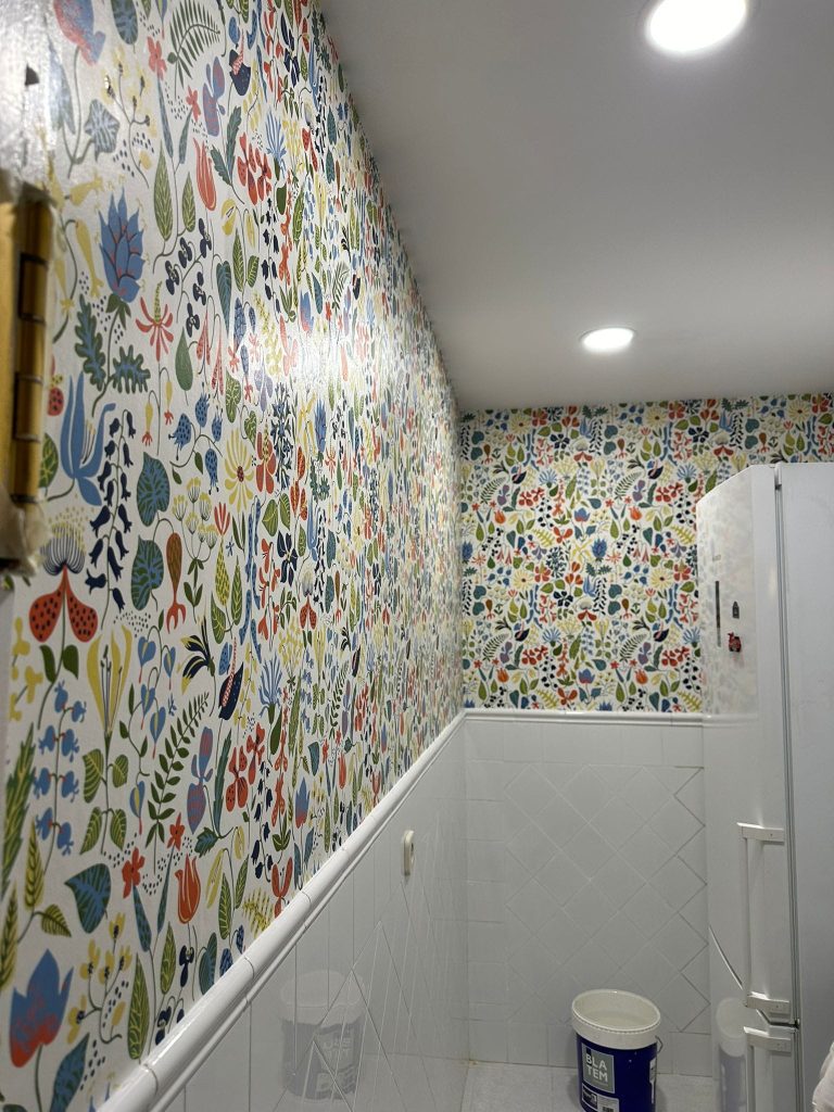 Aseo reformado con papel pintado estampado