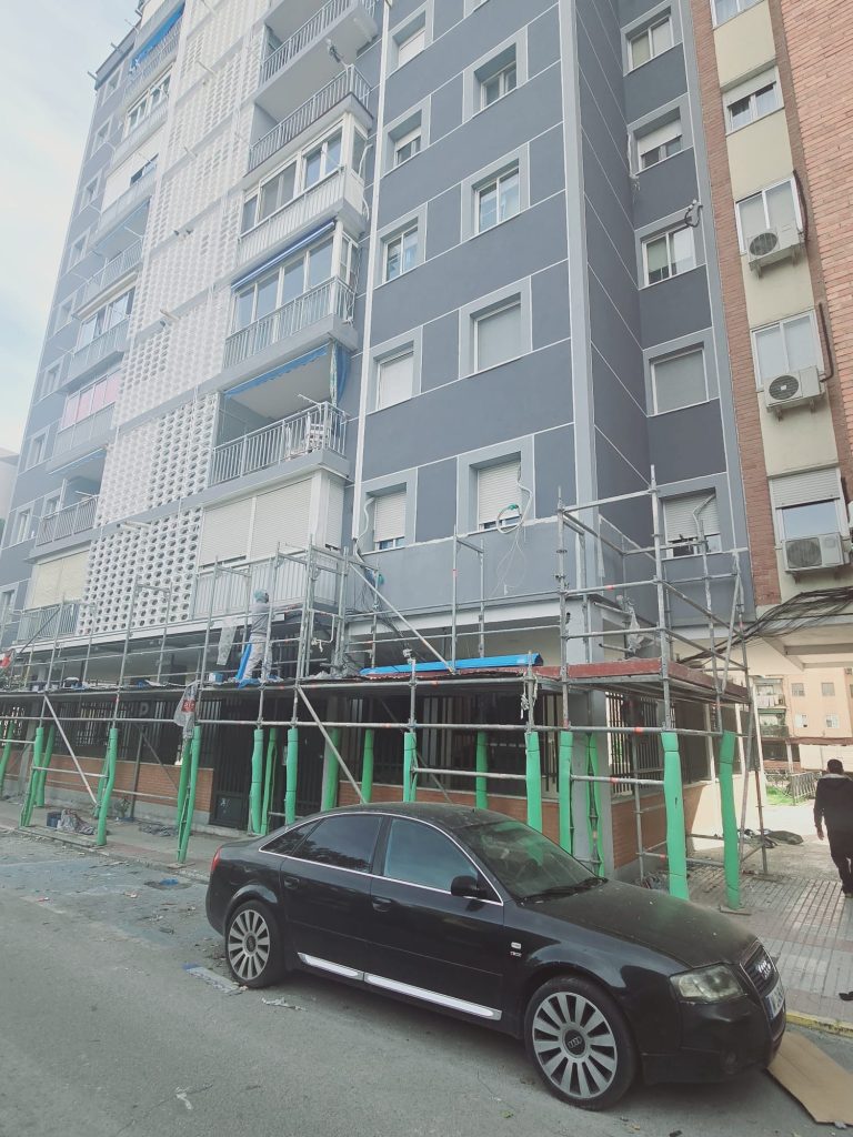 Fachada de edificio de viviendas con andamio durante la rehabilitación