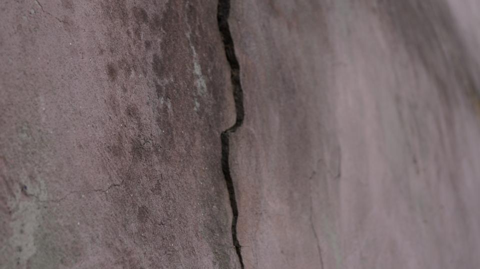 Grieta en una pared que necesita reparación