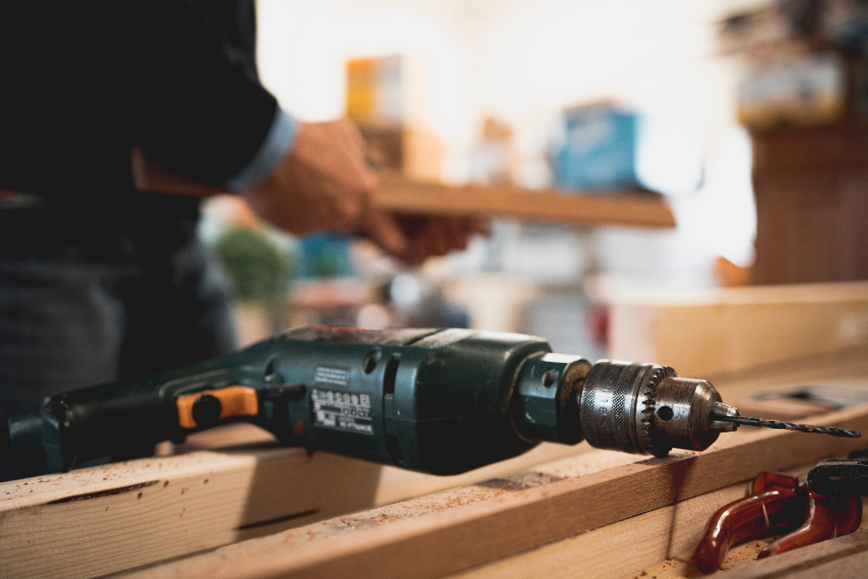 Taladrando una pieza de madera con un taladro eléctrico