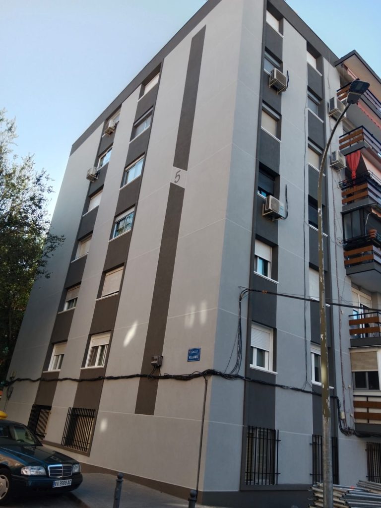 Fachada de edificio de viviendas terminada